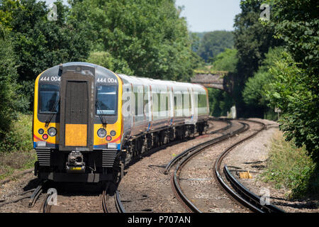 South Western Railway 444 Klasse S-Bahn Richtung Norden zwischen Portmouth Hafen & London Waterloo, durch Nationalparks South Downs in Hampshire Stockfoto