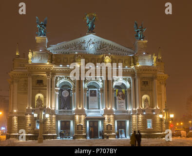 Lemberg, Ukraine - November 13, 2016: Die Solomiya Krushelnytska Lemberg Staatlichen Akademischen Theater für Oper und Ballett. Lange Belichtung geschossen mit unkenntlich. Stockfoto