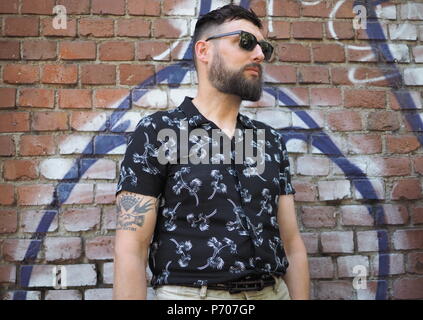 Mailand, Italien - 18. JUNI 2018: modische Mann für Fotografen auf der Straße posiert vor FENDI fashion show Stockfoto