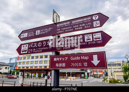 Kawaguchiko Bahnhof Beschilderung, ein lokales Ziel schildern Touristen zu Ihrem Wunsch Destinationen rund um Fuji Kawaguchiko - Yamanashi, Japan Stockfoto