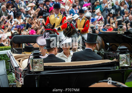 Der Herzog und die Herzogin von Sussex werden von der Graf und die Gräfin von Wessex in der Beförderung Prozession trat für den ersten Tag des Royal Ascot. Stockfoto