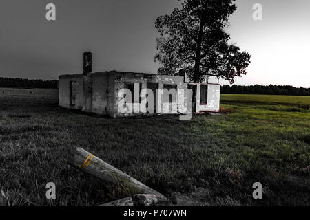 Alte verlassene Gebäude an der Seite der Straße verbrannt Stockfoto