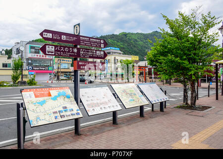 Kawaguchiko Bahnhof Beschilderung, ein lokales Ziel schildern Touristen zu Ihrem Wunsch Destinationen rund um Fuji Kawaguchiko - Yamanashi, Japan Stockfoto