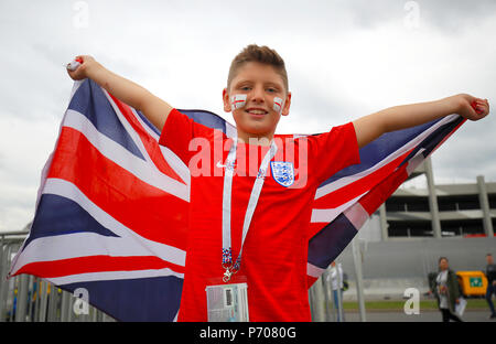 Eine junge England fan Zeigt seine Unterstützung im Vorfeld der FIFA WM 2018, rund 16 Gleiches an Spartak Stadium, Moskau. Stockfoto