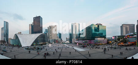 LA DEFENSE, Paris, Frankreich, 27. MÄRZ 2014: die Wolkenkratzer von La Défense Panorama - moderne Geschäfts- und Wohnviertel in der Nähe von Paris. Stockfoto