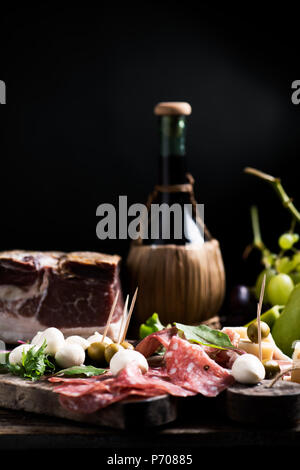 Flasche Wein auf eine Tabelle mit rustikalen traditionelle italienische Speisen. Frische typisch italienischen Lebensstil Stockfoto