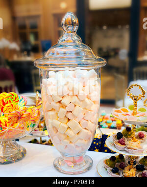 Zusammensetzung mit Marshmallows und verschiedenen Süßigkeiten Stockfoto