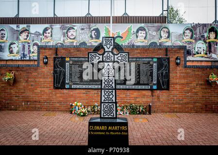 21.06.2018. Nordirland, Vereinigtes Königreich. Nordirland. Bild aufgenommen April 28th, 2018. Belfast, Nordirland, Clonard Martyrs Memorial Garden, Belfast, Nordirland. In der Nähe des Friedens" aus dem Bereich der loyalistischen Shankill platziert. Alle des Hauses werden in einem Käfig zum Schutz gegen Ziele, die über die Mauer geworfen werden. . Foto von Andrew Parsons/Parsons Media Ltd. Stockfoto