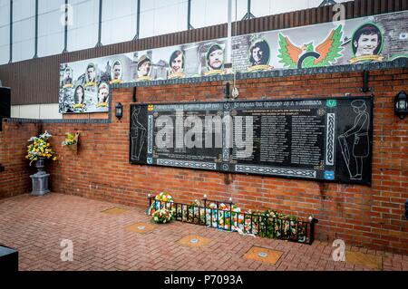 21.06.2018. Nordirland, Vereinigtes Königreich. Nordirland. Bild aufgenommen April 28th, 2018. Belfast, Nordirland, Clonard Martyrs Memorial Garden, Belfast, Nordirland. In der Nähe des Friedens" aus dem Bereich der loyalistischen Shankill platziert. Alle des Hauses werden in einem Käfig zum Schutz gegen Ziele, die über die Mauer geworfen werden. . Foto von Andrew Parsons/Parsons Media Ltd. Stockfoto