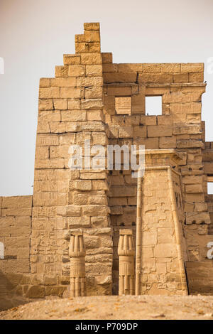 Ägypten, Luxor, West Bank, den Tempel von Ramses111 in Medinet Habu, die Vorhalle des Nectanebo 1, in dem kleinen Tempel des Amun Stockfoto