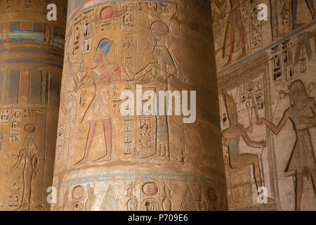 Ägypten, Luxor, West Bank, den Tempel von Ramses111 in Medinet Habu, Spalten und in der Vorhalle des zweiten Hofes Stockfoto