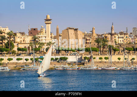 Ägypten, Luxor, Blick auf den Nil und den Luxor Tempel Stockfoto