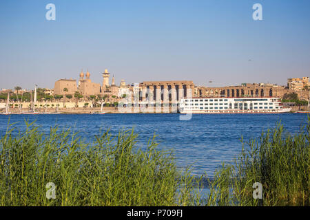 Ägypten, Luxor, Blick auf kreuzfahrtschiff vor der Luxor Tempel Stockfoto