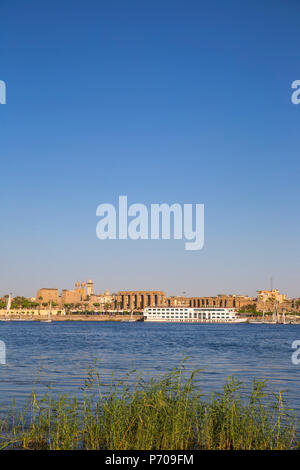 Ägypten, Luxor, Blick auf kreuzfahrtschiff vor der Luxor Tempel Stockfoto