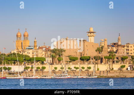 Ägypten, Luxor, Blick auf den Nil und den Luxor Tempel Stockfoto