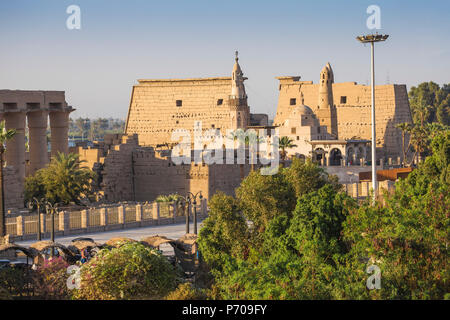 Ägypten, Luxor, Aussicht auf den Luxor Tempel und der alten Moschee Abu al Haggag Stockfoto