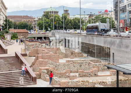 SOFIA, Bulgarien - 26. Juni: Touristen entdecken antike Überreste von Serdica archäologischen Komplex in Sofia, Bulgarien am 26. Juni 2018. Stockfoto