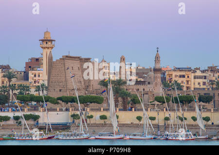 Ägypten, Luxor, Blick auf den Nil und den Luxor Tempel Stockfoto