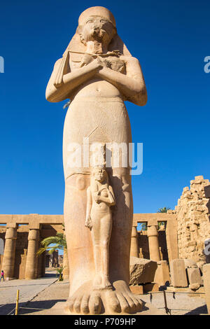 Ägypten, Luxor, Karnak Tempel, kolossale Statue von König Ramses II. mit seiner Tochter Verbogen'anta Stockfoto