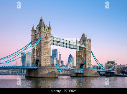 Vereinigtes Königreich, England, London. Die Tower Bridge über die Themse und die Skyline von London in der Morgendämmerung. Stockfoto