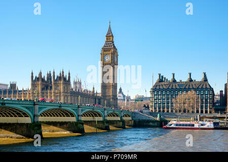 Vereinigtes Königreich, England, London. Die Westminster Bridge über die Themse, vor dem Palast von Westminster und der Turm des Big Ben (Elizabeth Tower). Stockfoto