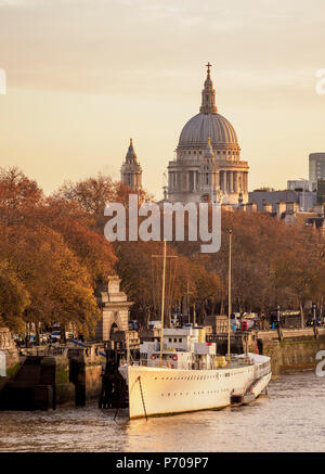 Themse und St Pauls Cathedral bei Sonnenaufgang, London, England, Vereinigtes Königreich Stockfoto