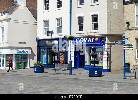 Neben Wettbüros - William Hill & Koralle - Boston, Lincolnshire, England, Großbritannien Stockfoto