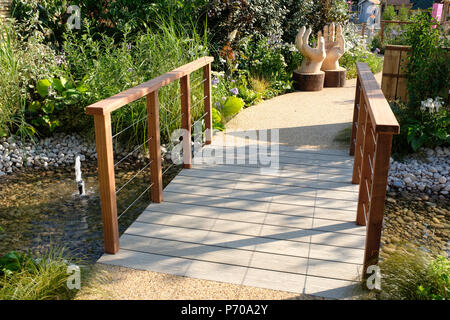 RHS Hampton Court Palace Flower Show, 2018. Die Limbcare Garten. Von Edward Mairis Landschaft Design entworfen. Stockfoto