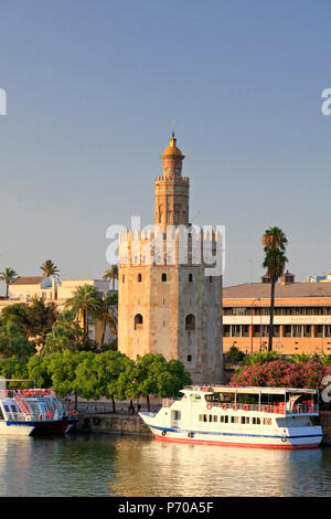 Spanien, Andalusien, Sevilla, Torre del Oro und Rio Guadelquivir Stockfoto