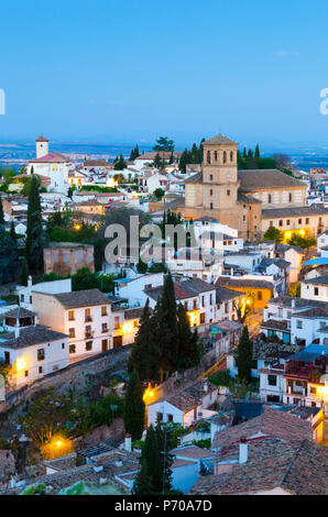 Spanien, Andalusien, Provinz Granada, Granada, Sacromonte und Albaicin Viertel, links Iglesia de San Nicolas (Kirche St. Nicolas), rechts ist Iglesia del Salvador (Kirche des Erlösers) Stockfoto