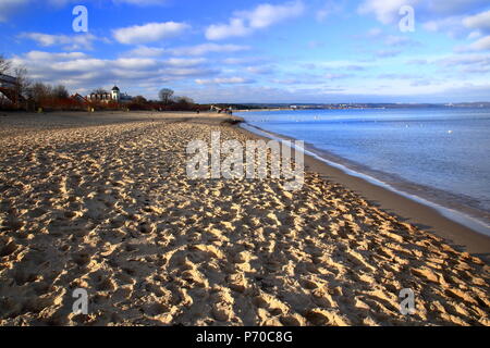 Leere schönen Sandstrand an der Ostsee Strand im nördlichen Europa, Polen, erholsamen ruhigen Sandstrand ohne Menschen, sonnigem Wetter, blauer Himmel mit Wolken Stockfoto