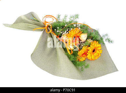 Blumenstrauß aus hellen Blumen, Gerbera, Farne usw., auf weißem Hintergrund. Floristen' Art verpackt mit Bändern. Stockfoto