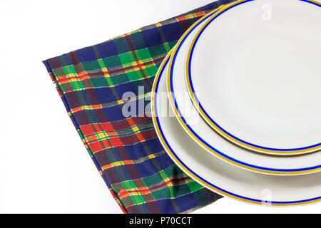 Leeren Teller auf dem Handtuch in den weißen Hintergrund. Stockfoto