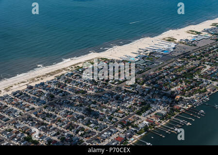 Luftaufnahme von Long Beach in New York durch Flugzeug Fenster gegen Ozean Stockfoto