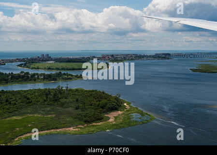 Luftaufnahme von Long Beach und breiten Kanal in New York durch Flugzeug Fenster gegen Meer und Himmel Stockfoto