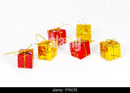 Kleines Weihnachtsgeschenk Konzept auf weißem Hintergrund/Weihnachten Geschenk box Konzept. Stockfoto