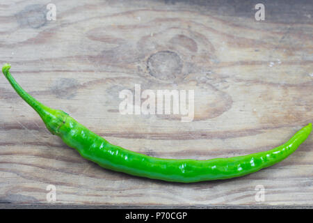 Frische grüne Chilischote auf hölzernen Hintergrund Stockfoto