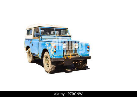 Alte, blau, rostige Wrack der - Straße 4WD Auto, isoliert. Stockfoto