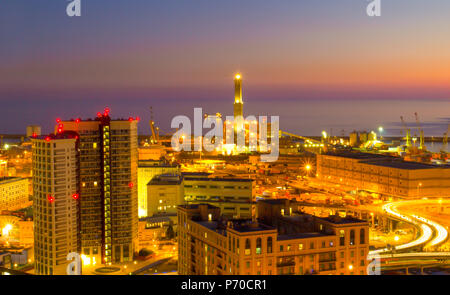 Berühmten Wolkenkratzer der Stadt bei Nacht Blick Stadt bei Nacht mit Starlight, Blick auf den Hafen bei Nacht, schöne Aussicht in der Nacht, Ansicht bei Nacht in Italien g Stockfoto