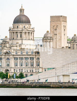 Edwardian Barockstil Hafen von Liverpool Gebäude, eines der drei Grazien, mit modernen Museum von Liverpool, Pier Head, Liverpool, England, UK Stockfoto