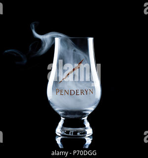 Penderyn Whiskey Glas mit Rauch über der Oberseite auf schwarzem Hintergrund fließende Stockfoto