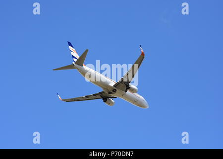 Boeing B737 Abfahrt von Pardubice, Flugzeug, Smartwings Stockfoto