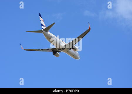 Boeing B737 Abfahrt von Pardubice, Flugzeug, Smartwings Stockfoto