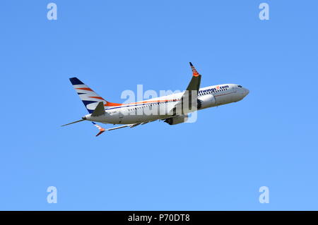 Boeing B737 Abfahrt von Pardubice, Flugzeug, Smartwings Stockfoto