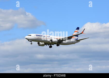 Boeing B737 Abfahrt von Pardubice, Flugzeug, Smartwings Stockfoto