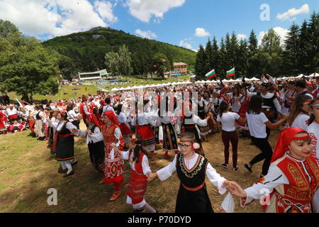 Wraza, Bulgarien - 25. Juni 2018: Menschen in traditionellen authentische Folklore Kostüm eine Wiese in der Nähe von Wraza, Bulgarien Stockfoto