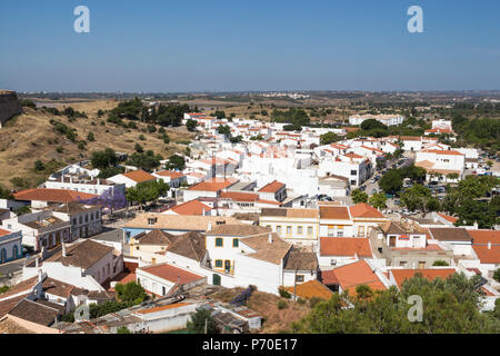 Häuser von Castro Marim und einen Blick auf das Land rund um die Stadt. Strahlend blauen Himmel. Castro Marim, Algarve, Portugal. Stockfoto