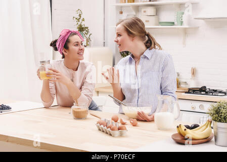 Zwei fröhliche Freunde zusammen kochen. Freunde Küchenchef Koch Konzept. Stockfoto