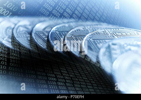 Bitcoins auf Blau Binär Code Hintergrund Stockfoto