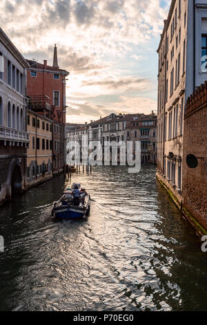 Abwasser Boot im Morgengrauen, Venedig Italien arbeiten, während der Frühling genommen. Stockfoto